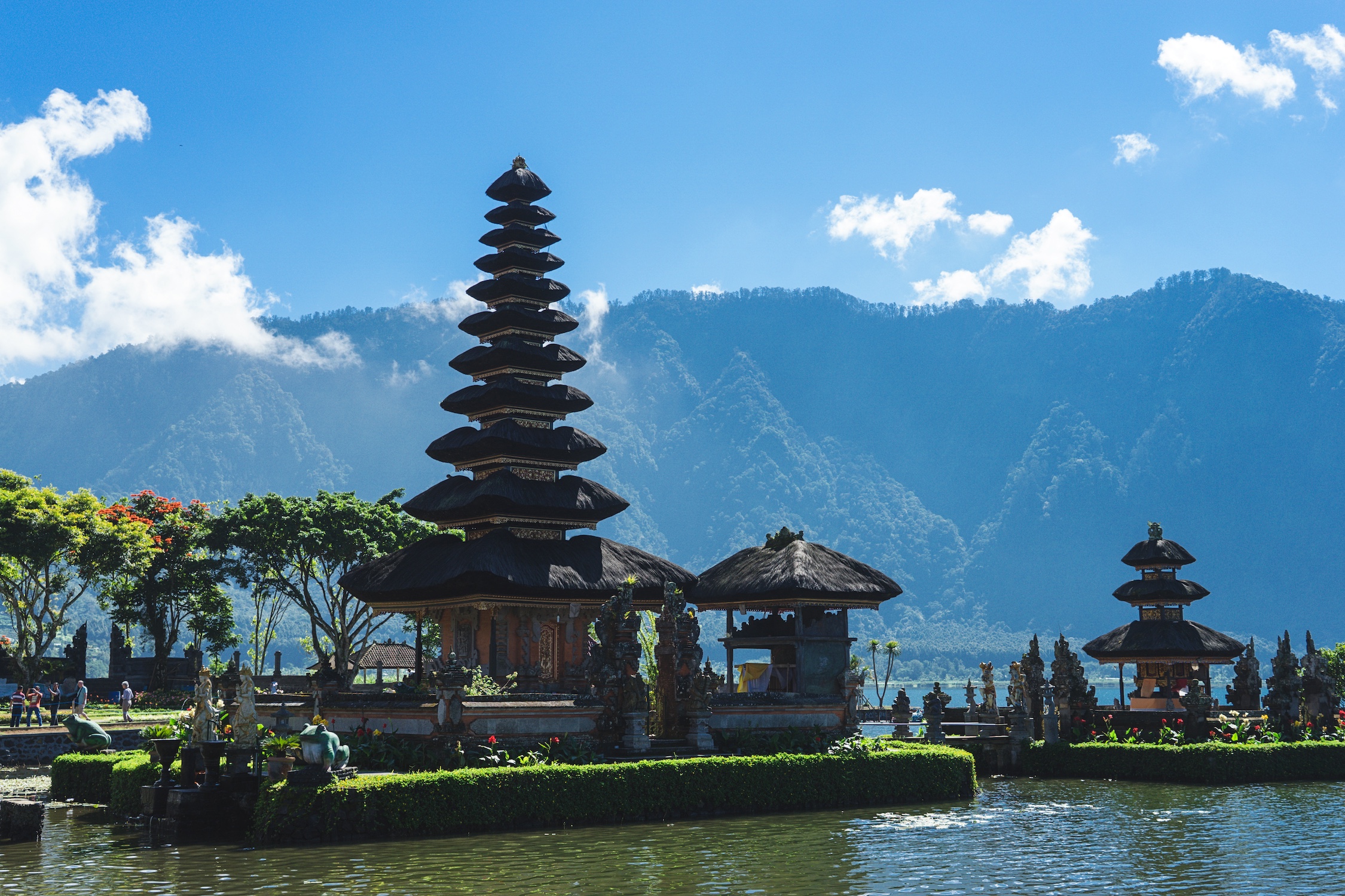 floating-temple-in-bali-indonesia-2023-11-27-05-08-16-utc