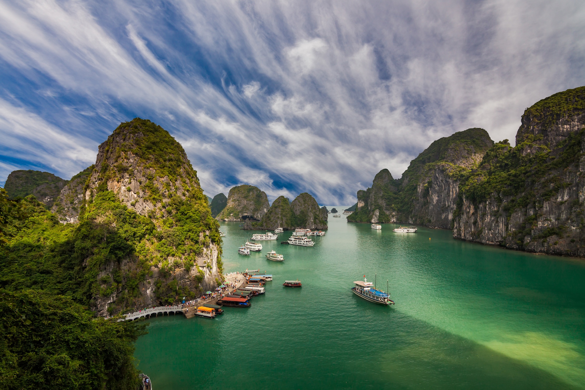 Picturesque sea landscape. Ha Long Bay, Vietnam.